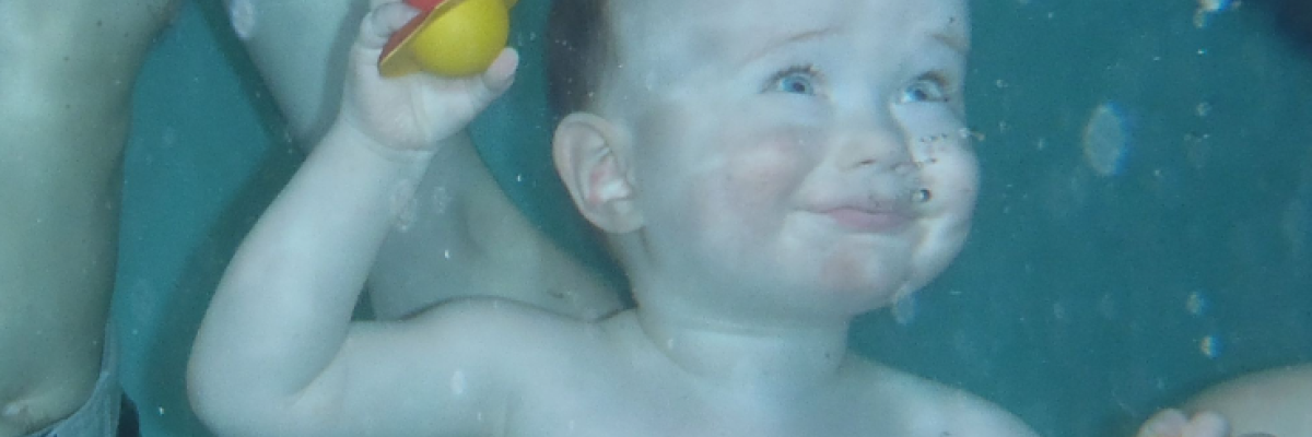 Babysvømning hos BeneFiT – styrk dit barns motoriske udvikling